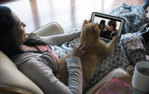 Algunas mascotas acompañan a sus dueños a la hora de ver una serie en maratón. FOTO Cortesía Netflix