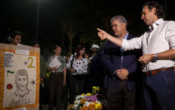 El presidente Iván Duque y el alcalde Federico Gutiérrez recorrieron el parque conmemorativo. FOTO SANTIAGO MESA