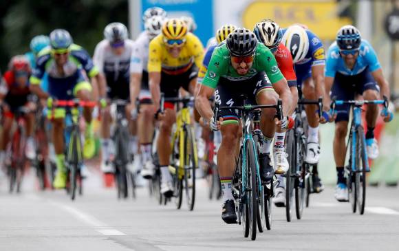 Peter Sagan aprovechó que Fernando Gaviria no estuvo en el lote de llegada para alzarse con su segundo triunfo en el Tour. FOTO EFE