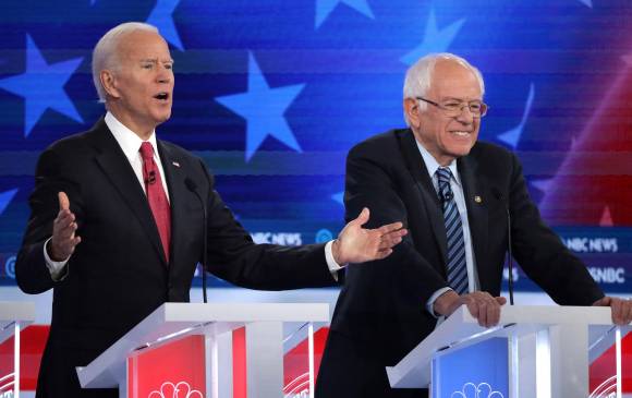 Joe Biden (corbata roja) quedó como favorito en las primarias tras sacarle la delantera a Bernie Sanders (corbata azul) el martes. FOTO Getty