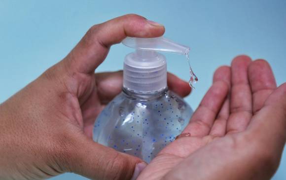 El Invima incluirá el gel antibacterial y la solución tópica desinfectante en la lista de medicamentos vitales no disponibles. FOTO Colprensa