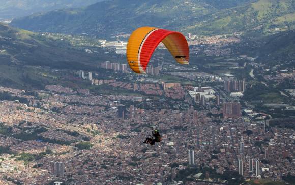 Los parapentistas habían recibido con sorpresa la orden de suspensión de la actividad por parte de Coldeportes este jueves. FOTO: JAIME PÉREZ
