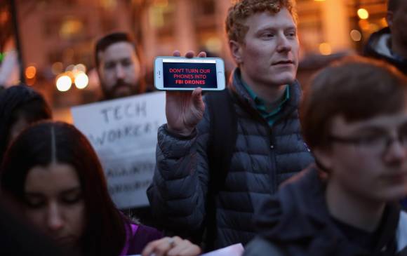 Sigue sobre la mesa el debate acerca del derecho a la privacidad cuando se trata de la seguridad nacional. Apple está en la pelea porque la información en Iphone esté protegida. FOTO GETTY IMAGES