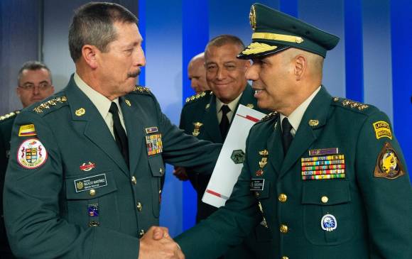 El general Nicacio Martínez (izquierda) fue comandante del Ejército por un año. Le recibe el mayor general Eduardo Zapateiro, quien llega del Comando de Operaciones Especiales. FOTO Presidencia