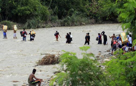 Estos son los cruces ilegales de migrantes en la frontera entre Colombia y Venezuela. Aunque el paso oficial está cerrado, la movilidad humana no se ha detenido. FOTO EFE