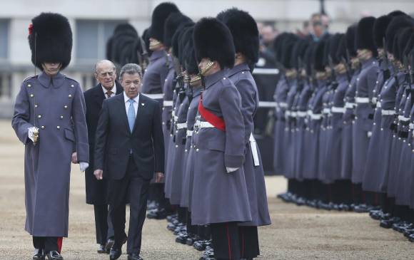 La Guardia Real acompañó la entrada de Santos y del príncipe Felipe al Pabellón Real . 