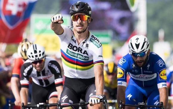 Peter Sagan (de blanco) se ha impuesto a Gaviria (de azul) en ocho oportunidades, mientras que el colombiano ha derrotado al eslovaco en seis ocasiones. En el Tour de Francia vienen grandes duelos. FOTO EFE