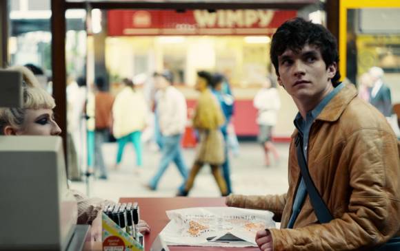 Fionn Whitehead es el protagonista de Black Mirror: Bandersnatch, la película de la afamada serie que se estrenó ayer en Netflix y que trabaja la narración ergódica o interactiva. FOTO cortesía.