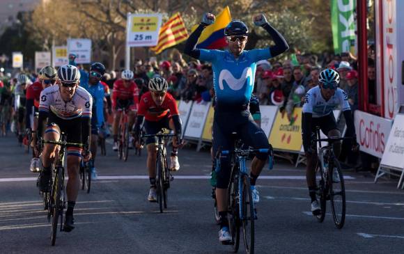 El ciclista español Alejandro Valverde cruzó la meta escoltado por los colombianos Egan Bernal y Nairo Quintana. FOTO EFE
