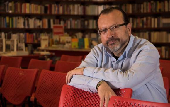William Ospina escribió un libro de nueve ensayos en el que hace un llamado a crear consciencia sobre el planeta. FOTO colprensa