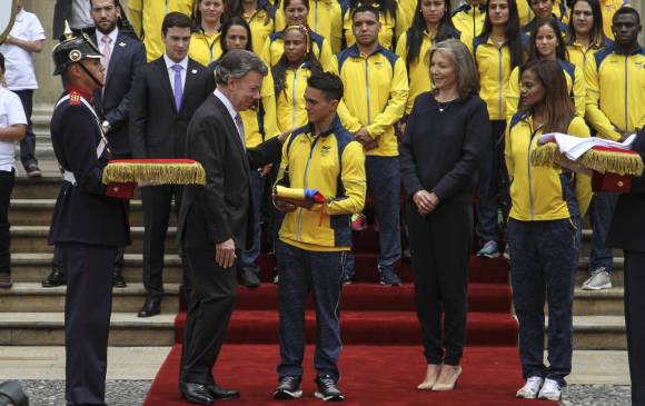 De manos del Presidente, Jossimar recibió la bandera, pero no la llevará en Río. FOTO colprensa 