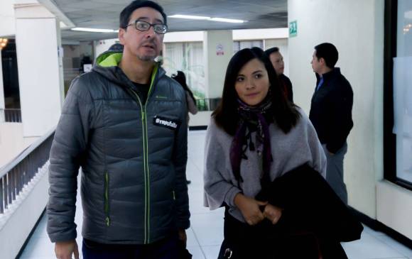 Yadira Aguagallo (foto) fue la pareja del fotógrafo Paúl Rivas, secuestrado y asesinado por las disidencias de las Farc. En la imagen está acompañada de Ricardo, hermano de Rivas. FOTO cortesía