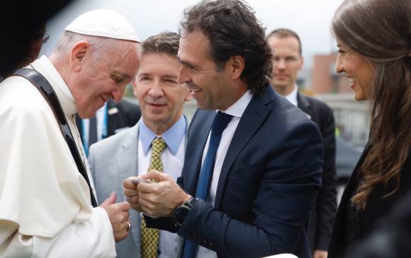 Federico Gutiérrez entregándole la piedrita al Papa Francisco. FOTO CORTESÍA ALCALDÍA