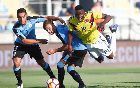 Jáder Valencia durante una de las acciones del juego de ayer ante Uruguay, juego que terminó sin goles. FOTO EFE