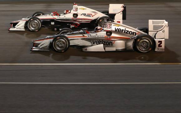 Juan Pablo Montoya y Helio Castroneves tuvieron problemas de neumáticos más la aparición de banderas amarillas, que les quitaron la posibilidad del triunfo a ambos pilotos del Team Penske. FOTO AFP