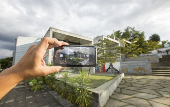 El parque biblioteca de San Javier, en la comuna 13, es uno de los más visitados por turistas, muchos que se molestan cuando les solicitan pedir permiso para hacer fotos. FOTO Carlos Velásquez