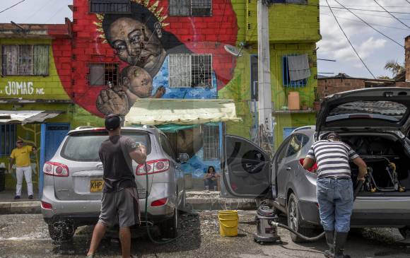 Este es uno de los murales pintados por la comunidad del Barrio Antioquia dentro del proyecto Memorias del Agua. El trabajo fue realizado con la colaboración del Museo de Antioquia. FOTO Santiago Mesa rico