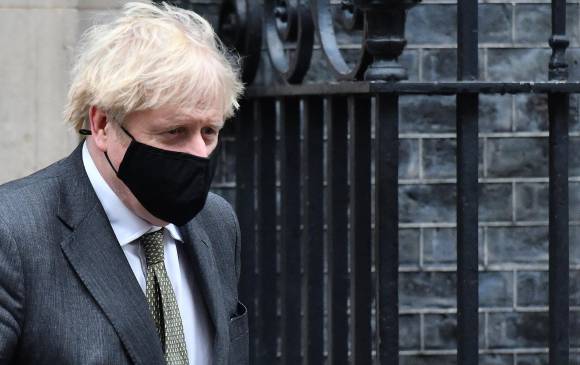 Para Boris Johnson, establecer nuevas restricciones a barcos europeos para pescar en aguas británicas es símbolo de una nueva independencia. FOTO AFP