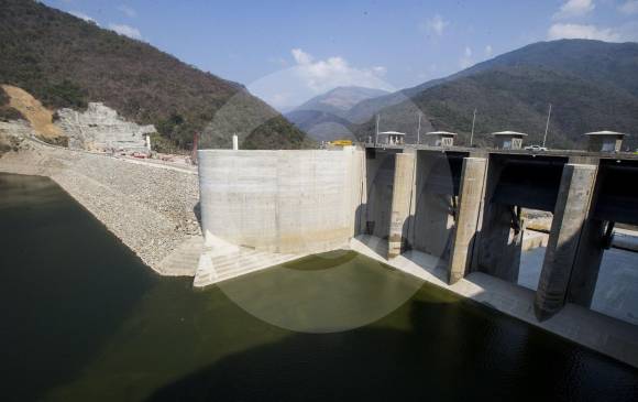 El embalse, ayer, llegó a 398 metros sobre el nivel del mar, es decir, a 3 metros de la altura del vertedero (401). FOTO Julio César Herrera