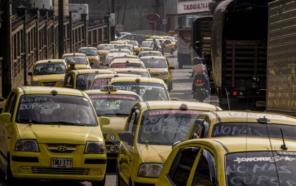 Los taxistas marcharon en contra de nuevos cupos y los conductores de microbuses por una orden judicial que los obliga a reubicar las zonas de parqueo de sus vehículos. FOTO jaime Pérez