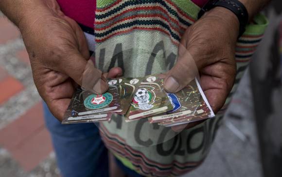 Los escudos y las leyendas del fútbol son las láminas más caras y más difíciles de conseguir del álbum Panini Rusia 2018. FOTOs Santiago Mesa Rico