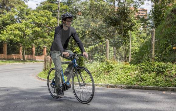 En Medellín, donde hay pendientes difíciles de subir, es cada vez más popular el uso de bicicletas eléctricas, con precios entre los 2,5 millones de pesos y los 6 millones. FOTO Esteban Vanegas