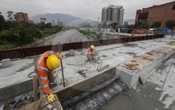 En el puente peatonal sur, que unirá las dos fases, se realiza urbanismo. FOTOS MANUEL SALDARRIAGA