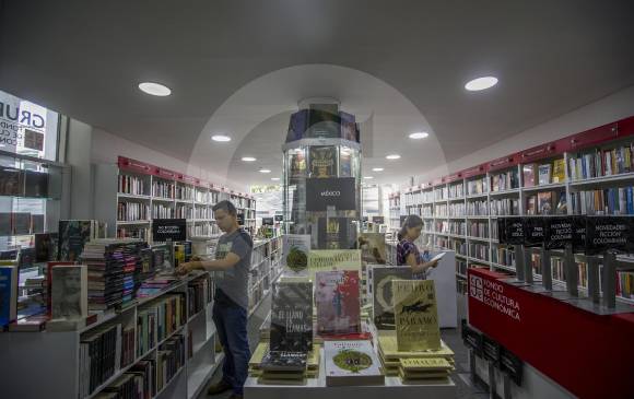 Súmele Una Librería A Medellín