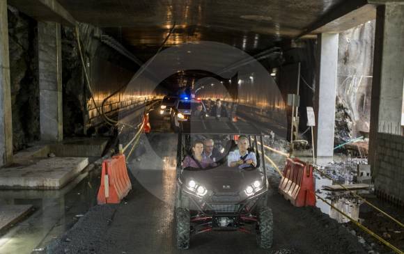 El presidente Duque y el gobernador Pérez recorrieron el Túnel de Oriente en cuatrimoto. El jefe de Estado destacó el esfuerzo financiero para hacer la obra sin recursos de la Nación. FOTO Jaime Pérez