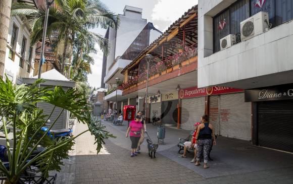 Caminar por el Centro mientras escucha sobre la historia de Medellín, esa es una buena idea. Ahí está incluido ese recorrido por la calle Junín, conocido como juniniar.