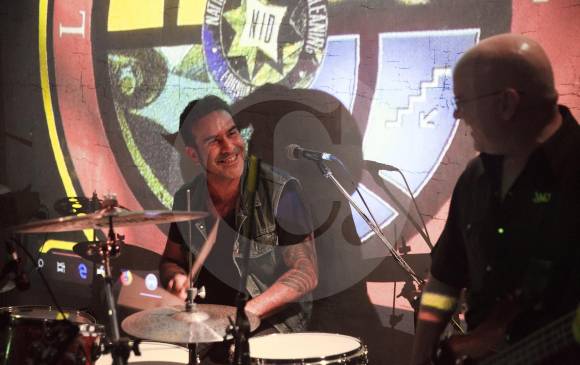 El 9 de junio pasado Alejandro Duque tocó con Bajo Tierra en Barnaby Jones, Envigado. Estuvo con la alineación de hace 18 años, interpretando los mejores temas de la banda. FOTO Edwin Bustamante