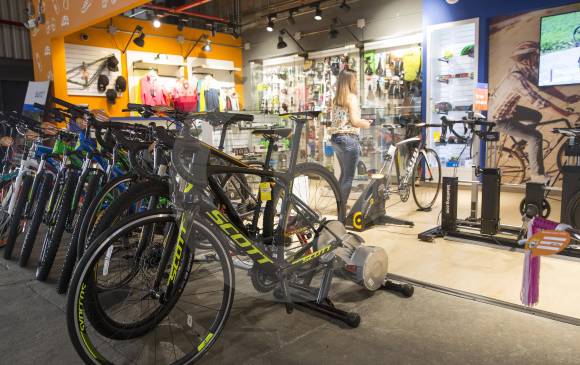 Simulador de ruta, tienda de bicicletas y accesorios, taller de mantenimiento, asesoría técnica y deportiva, son algunos de los servicios que tiene el centro. FOTOS EDWIN BUSTAMANTE