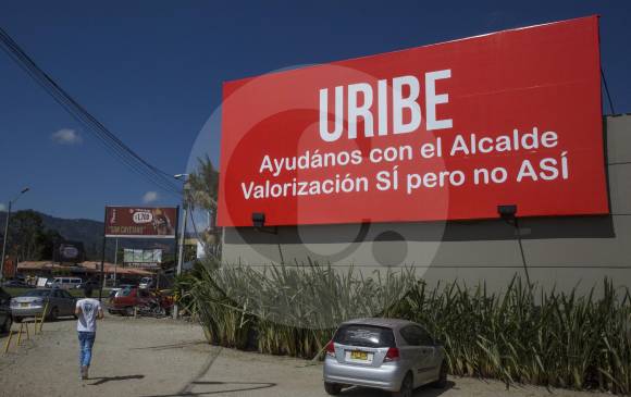 La imagen fue instalada el pasado 20 de diciembre a las afueras de un local comercial, un día antes de la visita del presidente Iván Duque a las obras del Túnel de Oriente. FOTO edwin bustamante