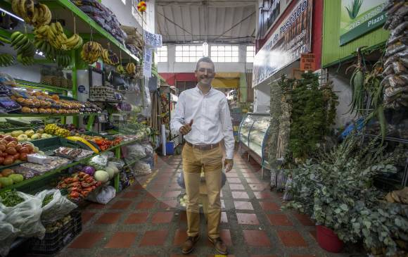El acto de posesión de Espinosa, el 1 de enero, será en el parque principal del municipio. En la imagen, durante el primer recorrido como alcalde electo por la plaza de mercado. FOTO Santiago Mesa