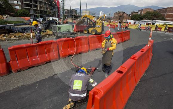 Las obras del intercambio de Induamérica en Itagüí se reanudaron ayer. En este proyecto trabajarán alrededor de 150 personas. FOTO Esteban Vanegas