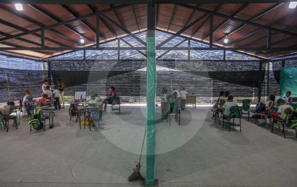En esta carpa estudian los alumnos que estarían en peligro por la falla en la vía. FOTO SANTIAGO MESA