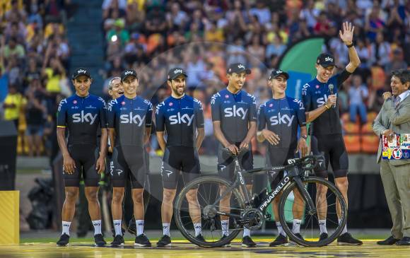“Ustedes son los mejores”, pregonó Froome en su castellano lento. El público lo aplaudió cerca de un minuto antes de que él prometiera volver, esta vez con su familia. FOTO juan antonio sánchez