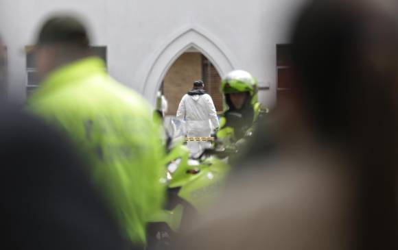 Autoridades atendiendo la emergencia tras la explosión en el interior de la Escuela General Santander de la Policía en el sur de Bogotá. FOTO COLPRENSA