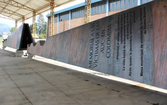 Parte de la estructura del monumento a las víctimas del paramilitarismo, de José Cristiano Barrera.