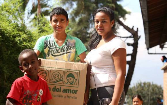 La Caja del amor es una campaña navideña que busca fomentar el regalo de familia a familia, la idea es que se donen alimentos básicos y regalos para los que más lo necesitan. FOTO Cortesía.