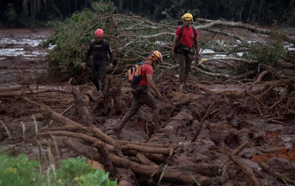 Bomberos de Minas Gerais busca sobrevivientes entre el lodo. FOTO AFP