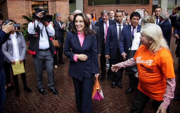 Morales celebró con sus simpatizantes a la salida de la sesión en la que quedó en firme su candidatura presidencial. FOTO COLPRENSA
