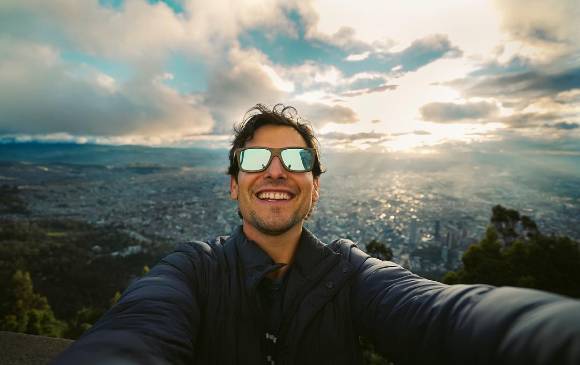 Alan es mexicano y antes de documentar el mundo en video fue cantante y actor. FOTO: @alanxelmundo