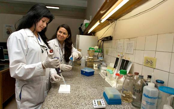 En la foto, laboratorio contra el cáncer. En Colombia el más frecuente es el de mama, seguido por el de próstata. Foto Paho