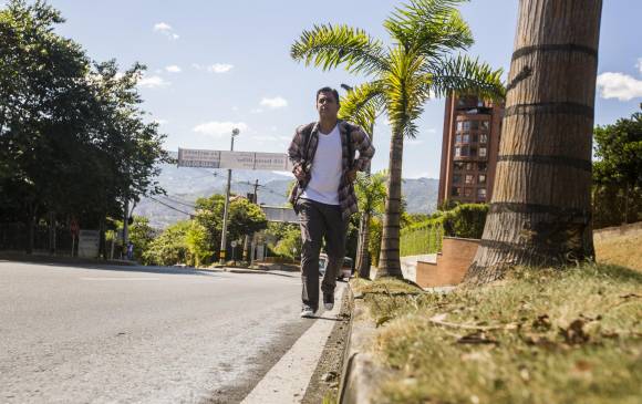 1. Germán Javier Boscán recorre las calles de La Ceja. 2 y 3. La crítica atención a enfermos y góndolas vacías muestran las dificultades que viven, a diario, los venezolanos. FOTO Carlos Velásquez y agencias
