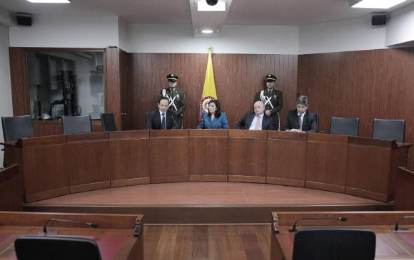 Los magistrados de la Corte Constitucional, Carlos Bernal, Gloria Ortiz (presidenta), José Fernando Reyes y Alejandro Linares, deliberaron desde las 8:00 a.m. de ayer. FOTO colprensa