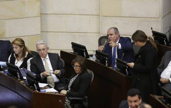 La senadora Paola Holguín, siempre está a la derecha del expresidente Uribe en el Congreso. Aunque el Centro Democrático aumentó su número de alcaldías, gobernaciones, concejales y diputados, Uribe aceptó que perdió en grandes ciudades. FOTO Colprensa