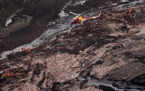 Rescatistas buscan sobrevivientes entre el lodo. FOTO AFP