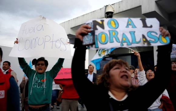 El domingo, tras detener al colombiano Yilen Osorio, guatemaltecos fueron al aeropuerto a rechazar la decisión. FOTO reuters
