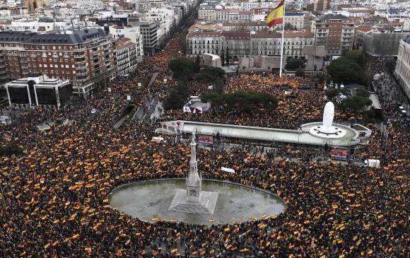 Manifestaciones contra el gobierno de Pedro Sánchez en la Plaza Colón, en Madrid. Según los promotores, en total protestaron 200.000 personas, aunque las autoridades reportaron 45.000. FOTO AFP